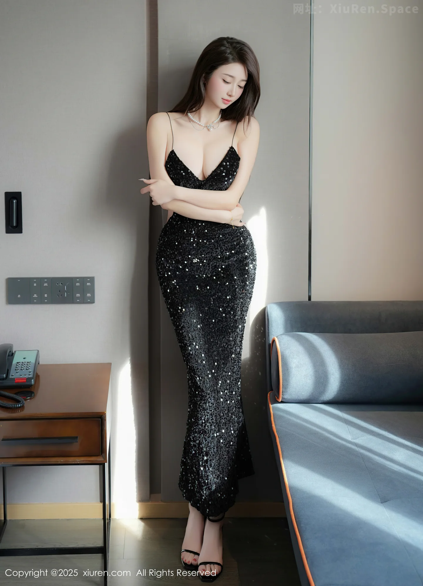 图片[3]-[XiuRen秀人网] VOL.9937 模特星星baby性感黑色低胸吊带礼裙配凉高跟秀翘臀美腿诱惑写真68P-秀人网官方网站